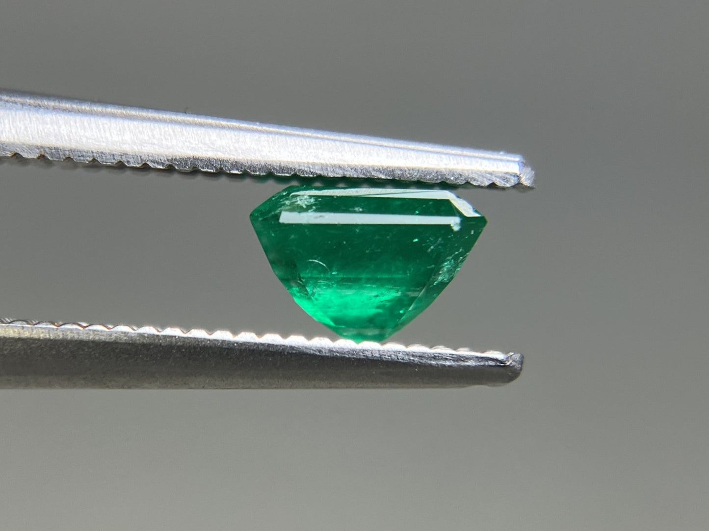 エメラルド 天然  0.809ct  中央宝石ソーティング付き  5.78㎜×5.36㎜×3.99㎜  ルース（ 裸石 ） 5823YY