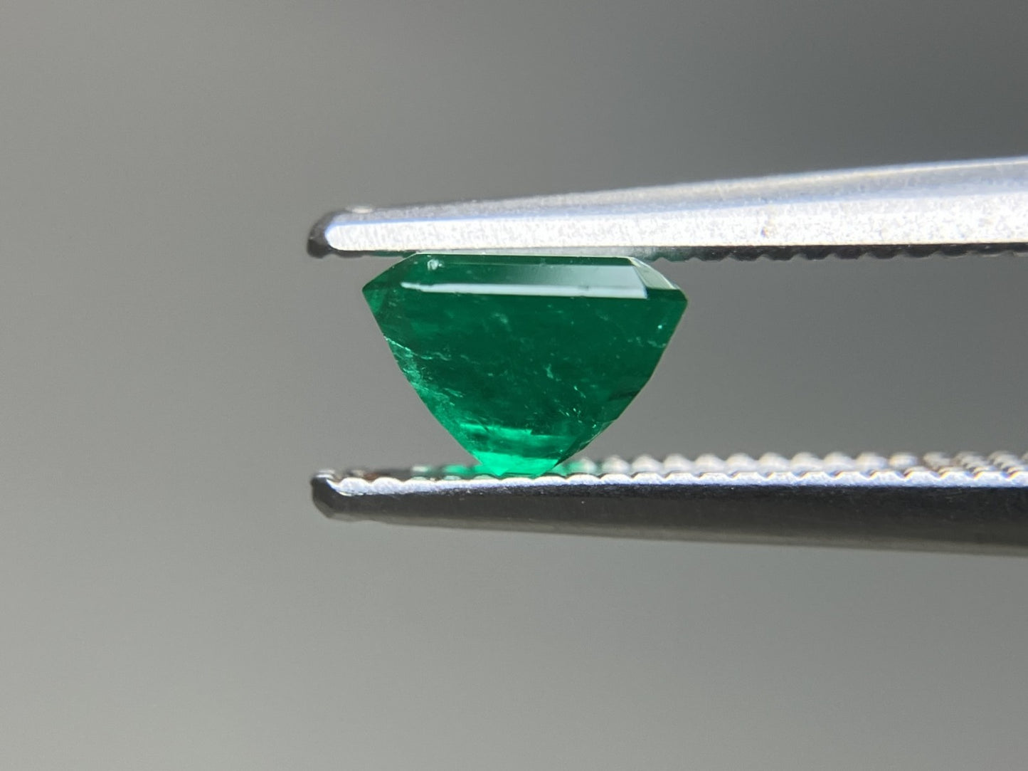 エメラルド 天然  0.809ct  中央宝石ソーティング付き  5.78㎜×5.36㎜×3.99㎜  ルース（ 裸石 ） 5823YY