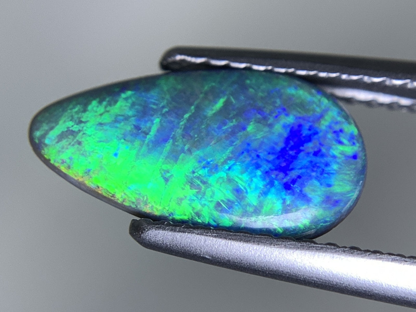 ブラックオパール 天然 2.004ct 中央宝石ソーティング付き 13.6㎜×7.4㎜×3.4㎜ ルース（ 裸石 ） 7147Y