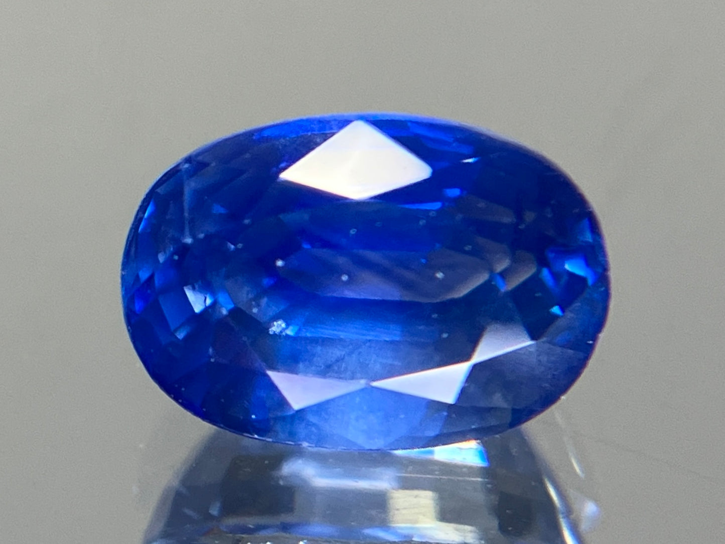 ブルーサファイア 天然  1.661ct  中央宝石ソーティング付き  7.49㎜×5.23㎜×4.55㎜  ルース（ 裸石 ） 5765YY