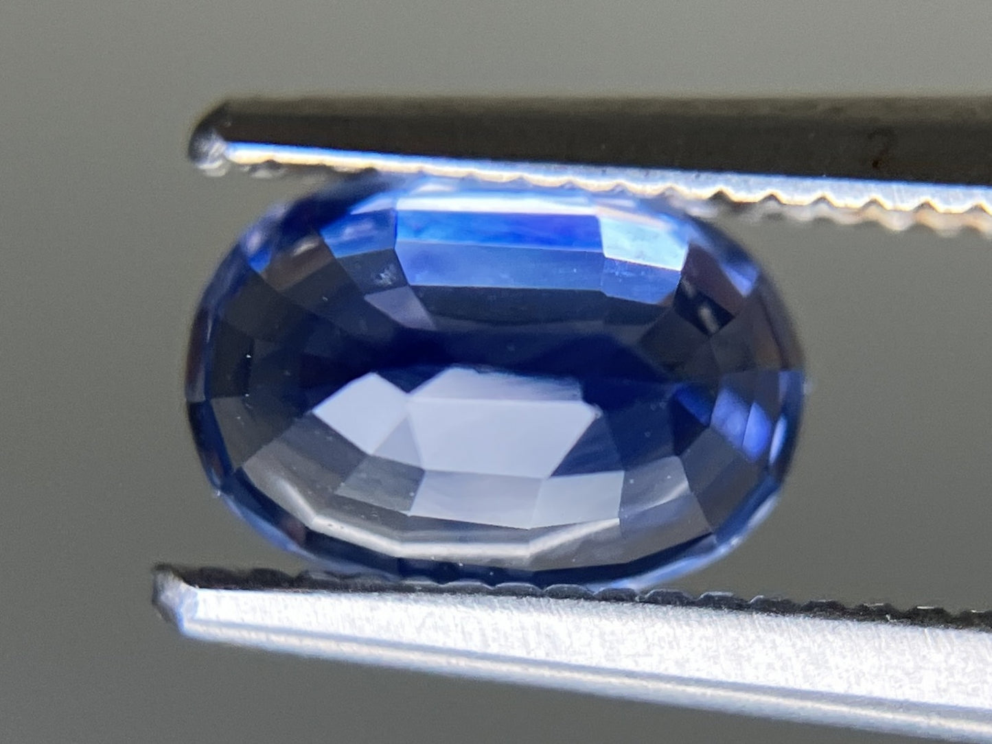 ブルーサファイア 天然  1.661ct  中央宝石ソーティング付き  7.49㎜×5.23㎜×4.55㎜  ルース（ 裸石 ） 5765YY