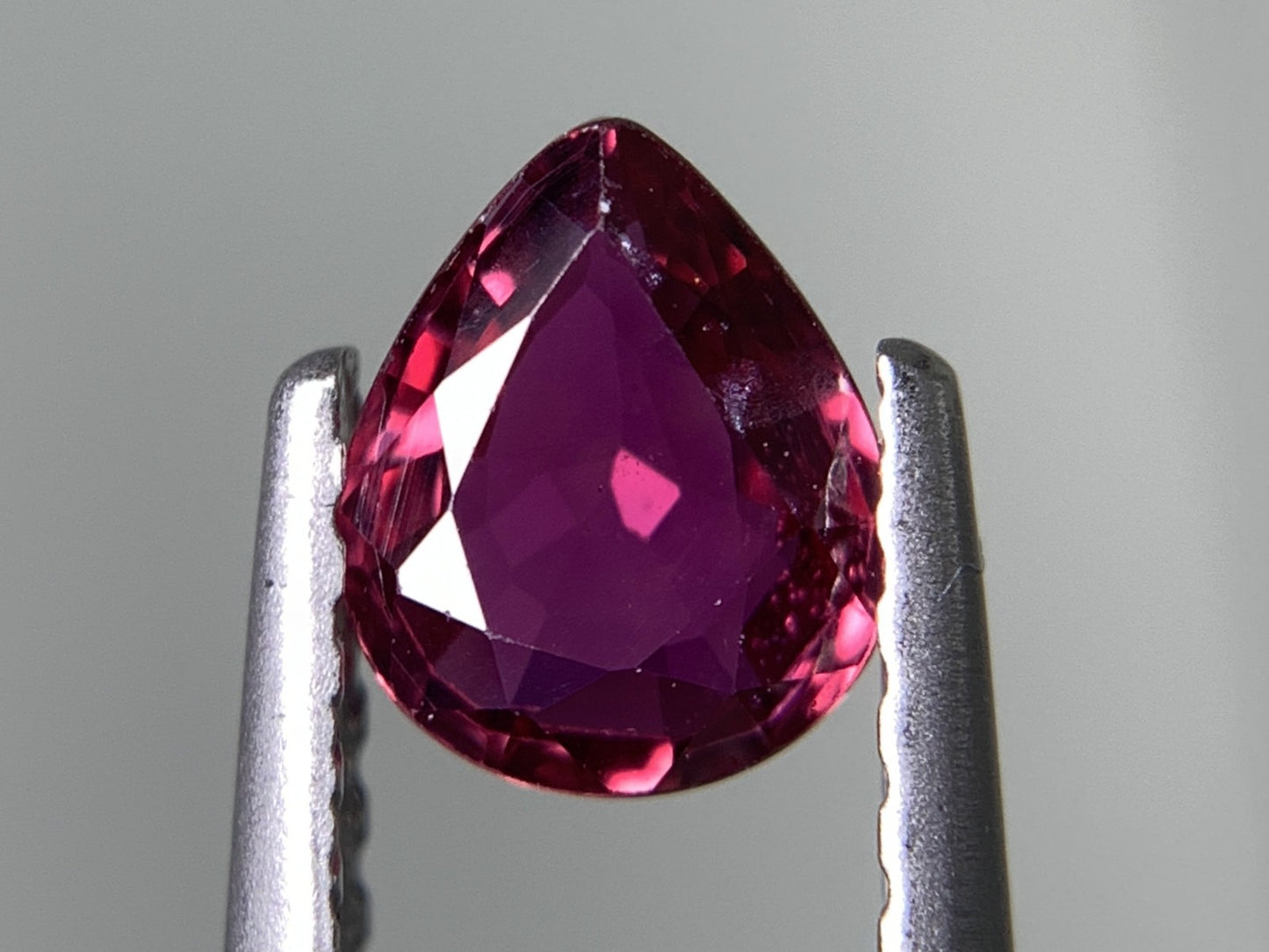 ルビー 0.515ct  宝石ソーティング付き  5.6㎜×4.6㎜×2.1㎜  天然 ルース（ 裸石 ） 4392Y