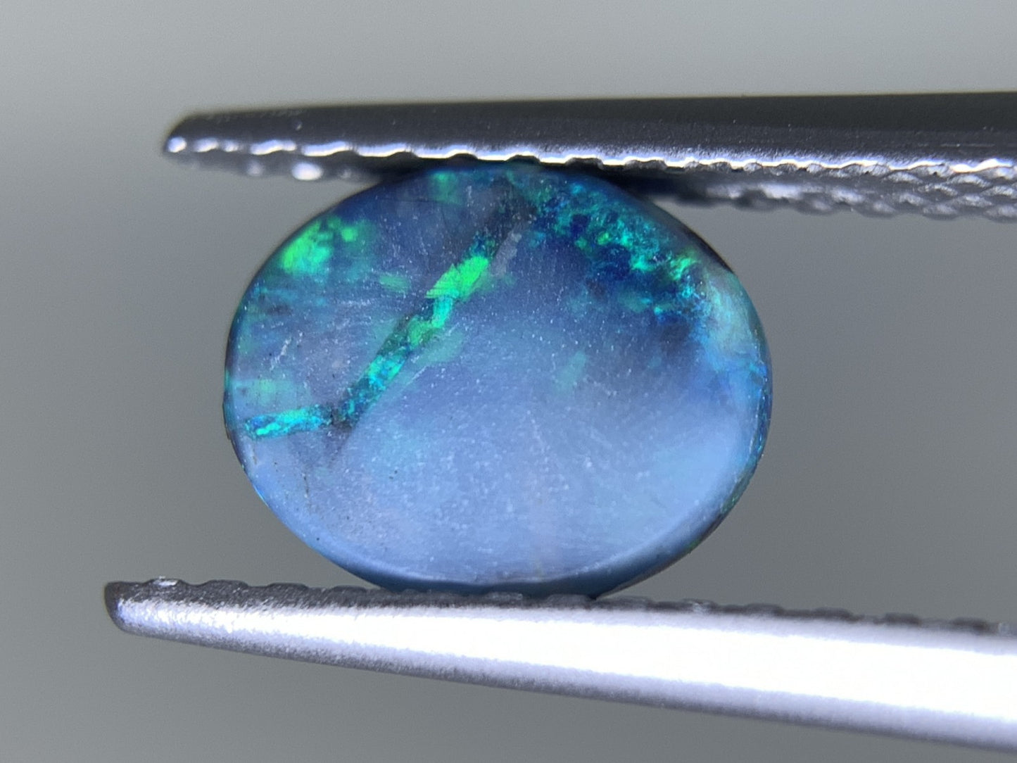 ブラックオパール 天然  0.795ct  宝石ソーティング付き  7.4㎜×6.1㎜×2.4㎜  ルース（ 裸石 ）  5557Y