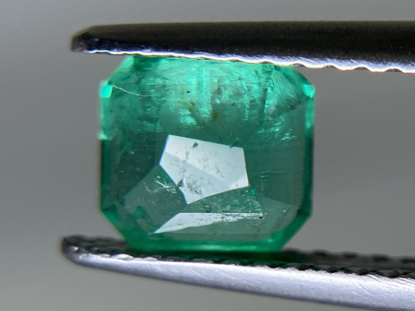 エメラルド 1.053ct 中央宝石ソーティング付き  6.18㎜×5.84㎜×4.14㎜  ルース（ 裸石 ） 3861YY