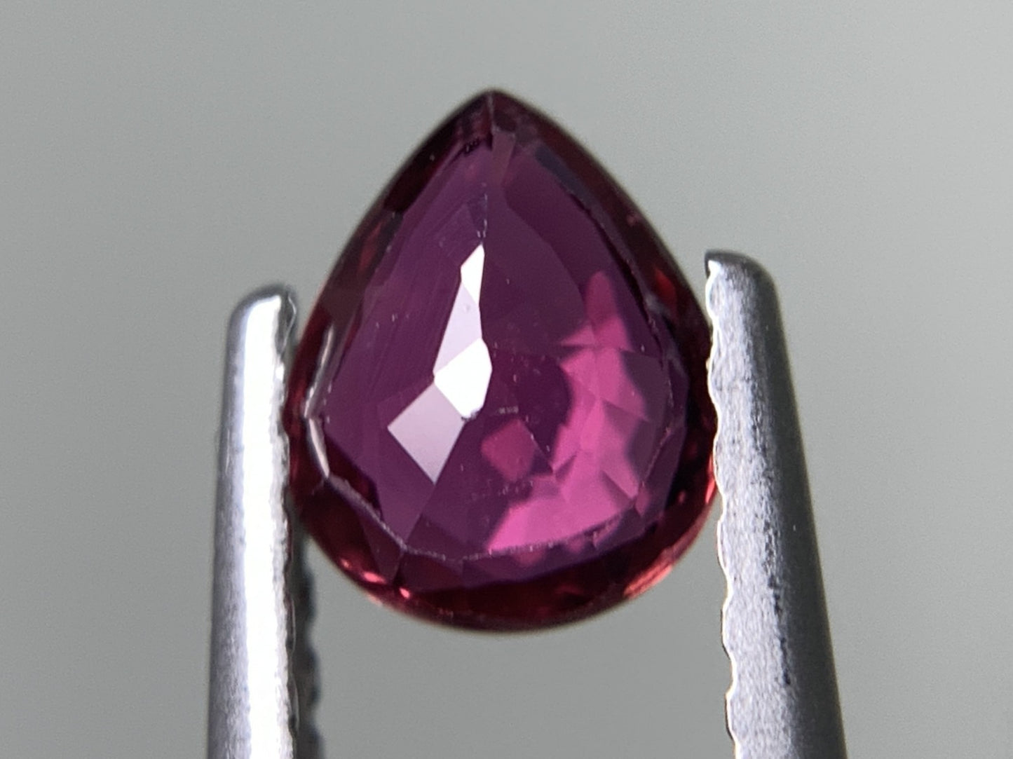 ルビー 0.515ct  宝石ソーティング付き  5.6㎜×4.6㎜×2.1㎜  天然 ルース（ 裸石 ） 4392Y