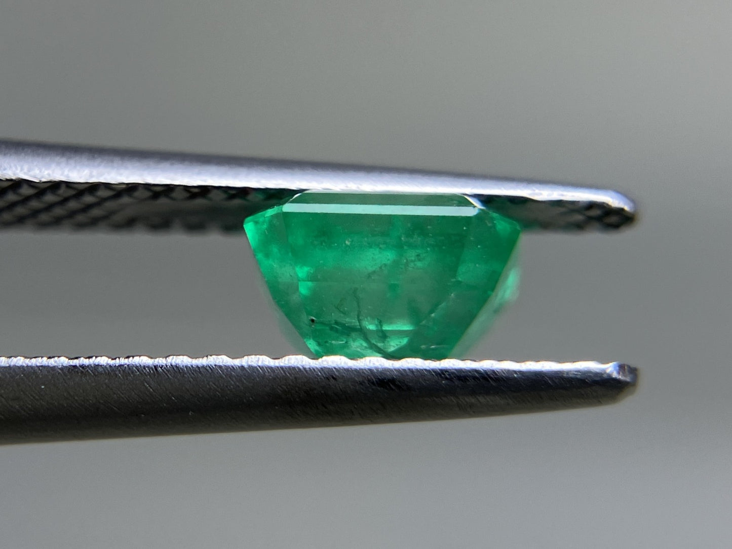 エメラルド 1.053ct 中央宝石ソーティング付き  6.18㎜×5.84㎜×4.14㎜  ルース（ 裸石 ） 3861YY