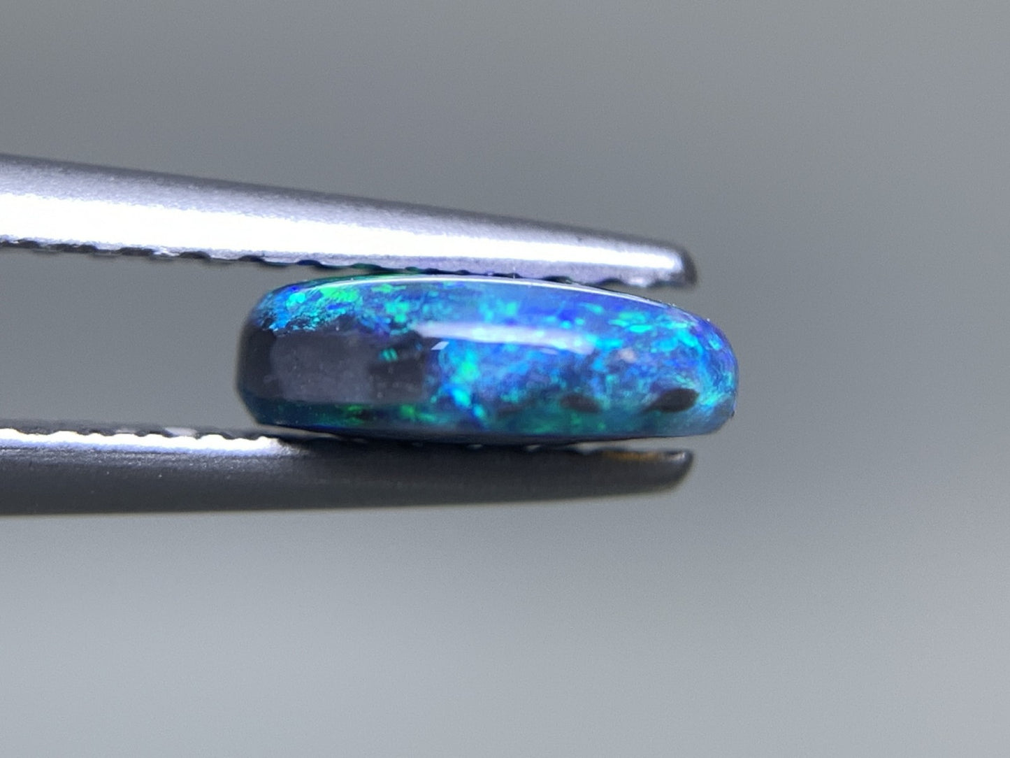 ブラックオパール 天然  0.795ct  宝石ソーティング付き  7.4㎜×6.1㎜×2.4㎜  ルース（ 裸石 ）  5557Y
