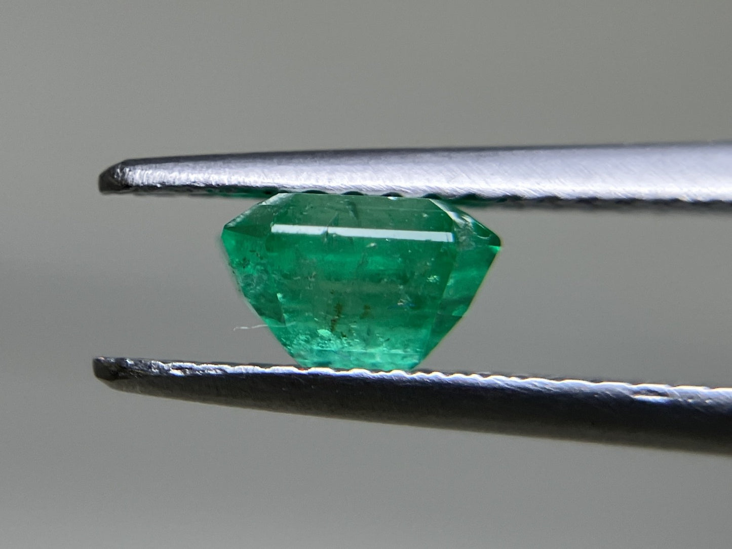 エメラルド 1.053ct 中央宝石ソーティング付き  6.18㎜×5.84㎜×4.14㎜  ルース（ 裸石 ） 3861YY