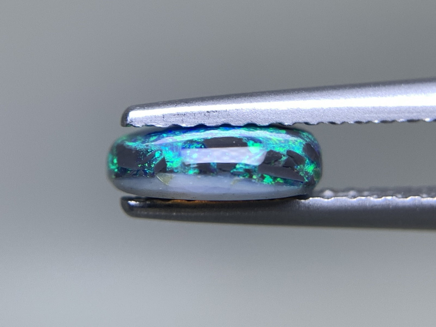 ブラックオパール 天然  0.795ct  宝石ソーティング付き  7.4㎜×6.1㎜×2.4㎜  ルース（ 裸石 ）  5557Y