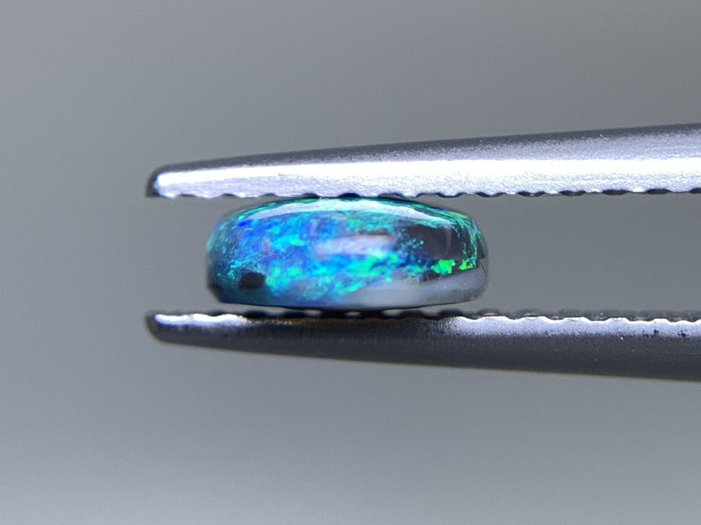 ブラックオパール 天然  0.795ct  宝石ソーティング付き  7.4㎜×6.1㎜×2.4㎜  ルース（ 裸石 ）  5557Y