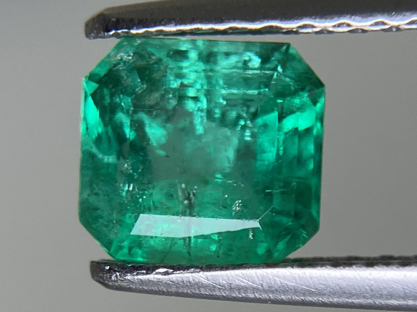 エメラルド 1.053ct 中央宝石ソーティング付き  6.18㎜×5.84㎜×4.14㎜  ルース（ 裸石 ） 3861YY