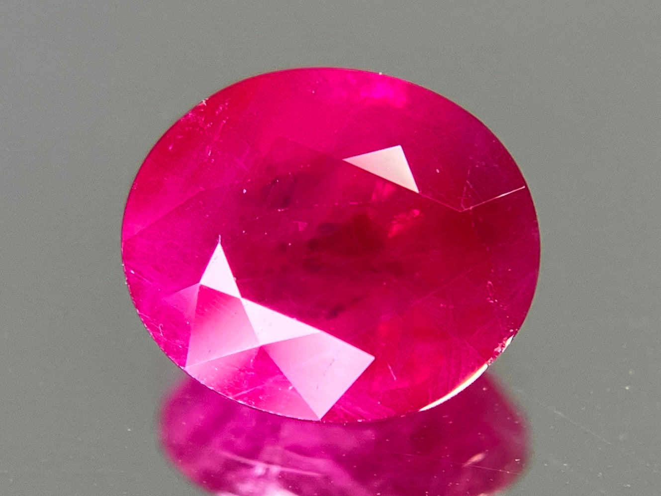 ルビー 天然 2.122ct 中央宝石ソーティング付き 8.40㎜×7.03㎜×4.13㎜ ルース（ 裸石 ） 5815YY