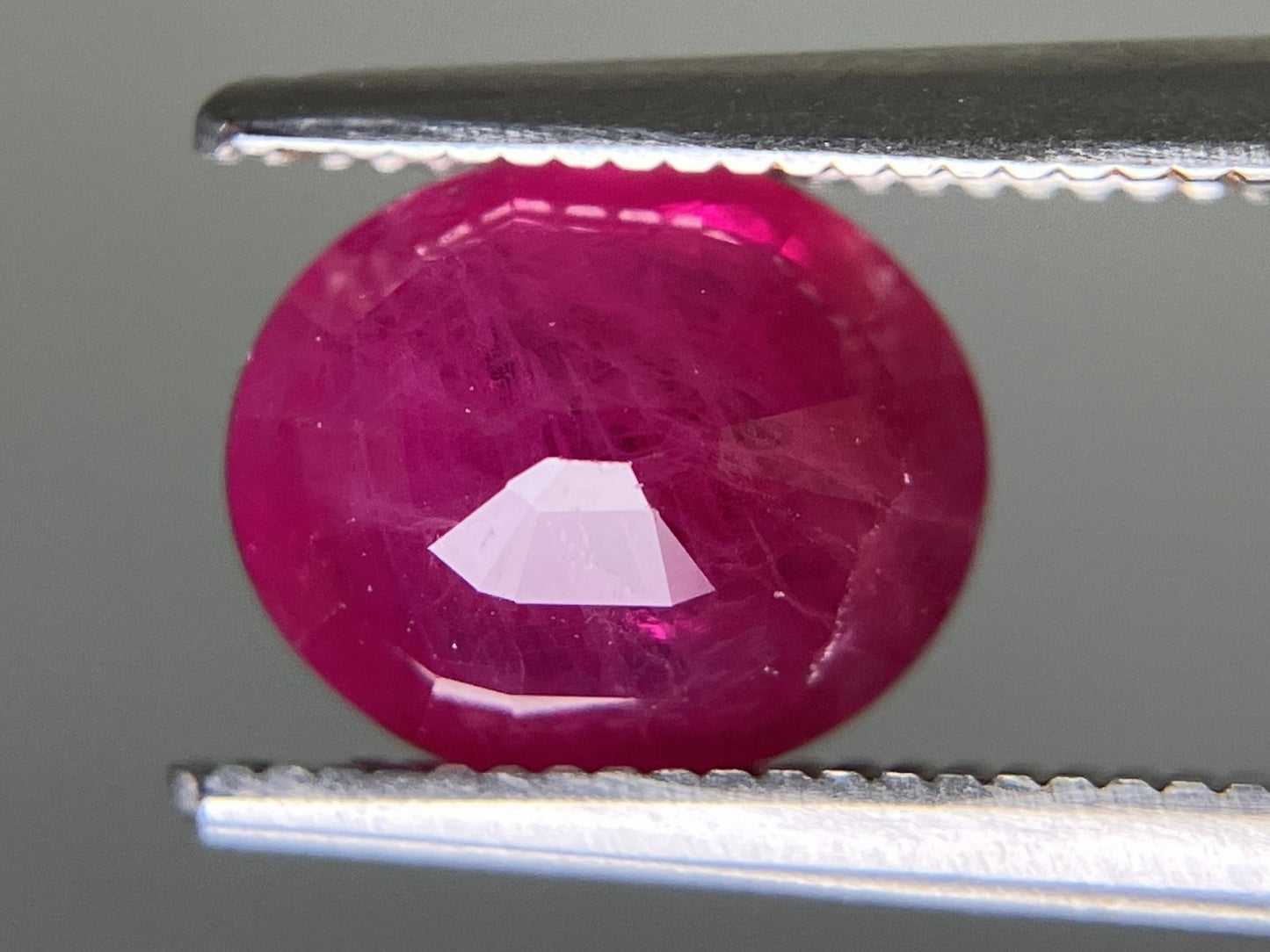 ルビー 天然 2.122ct 中央宝石ソーティング付き 8.40㎜×7.03㎜×4.13㎜ ルース（ 裸石 ） 5815YY