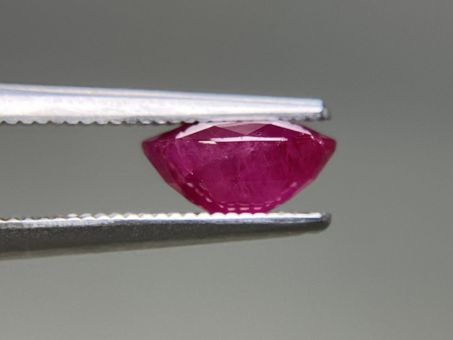 ルビー 天然 2.122ct 中央宝石ソーティング付き 8.40㎜×7.03㎜×4.13㎜ ルース（ 裸石 ） 5815YY