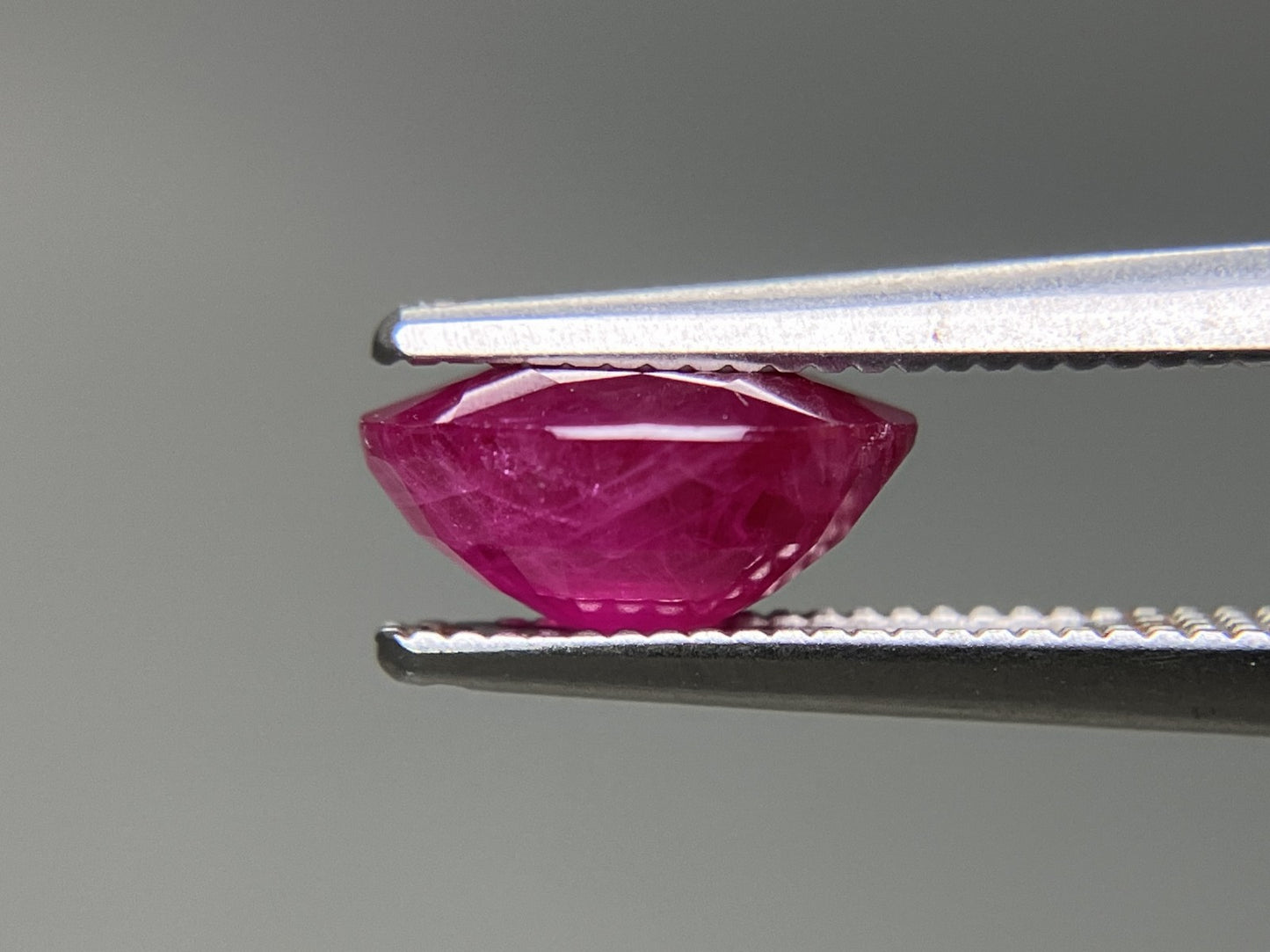 ルビー 天然 2.122ct 中央宝石ソーティング付き 8.40㎜×7.03㎜×4.13㎜ ルース（ 裸石 ） 5815YY