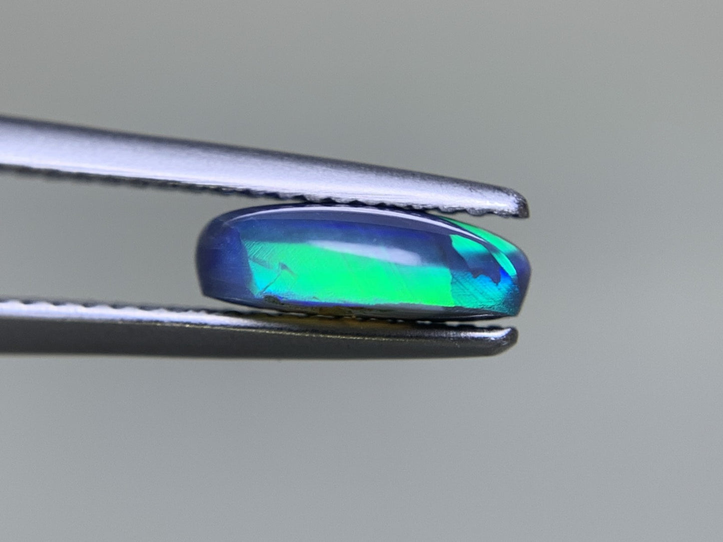 ブラックオパール 1.719ct  中央宝石ソーティング付き  10.0㎜×7.7㎜×3.3㎜  ルース（ 裸石 ） 4064Y
