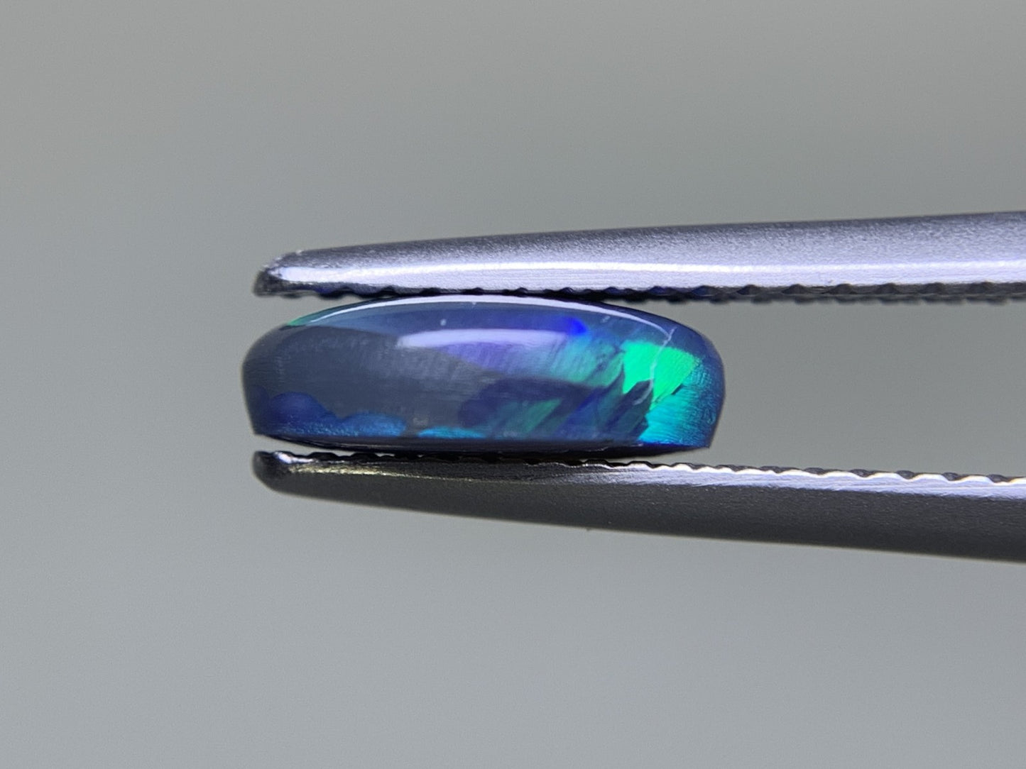 ブラックオパール 1.719ct  中央宝石ソーティング付き  10.0㎜×7.7㎜×3.3㎜  ルース（ 裸石 ） 4064Y