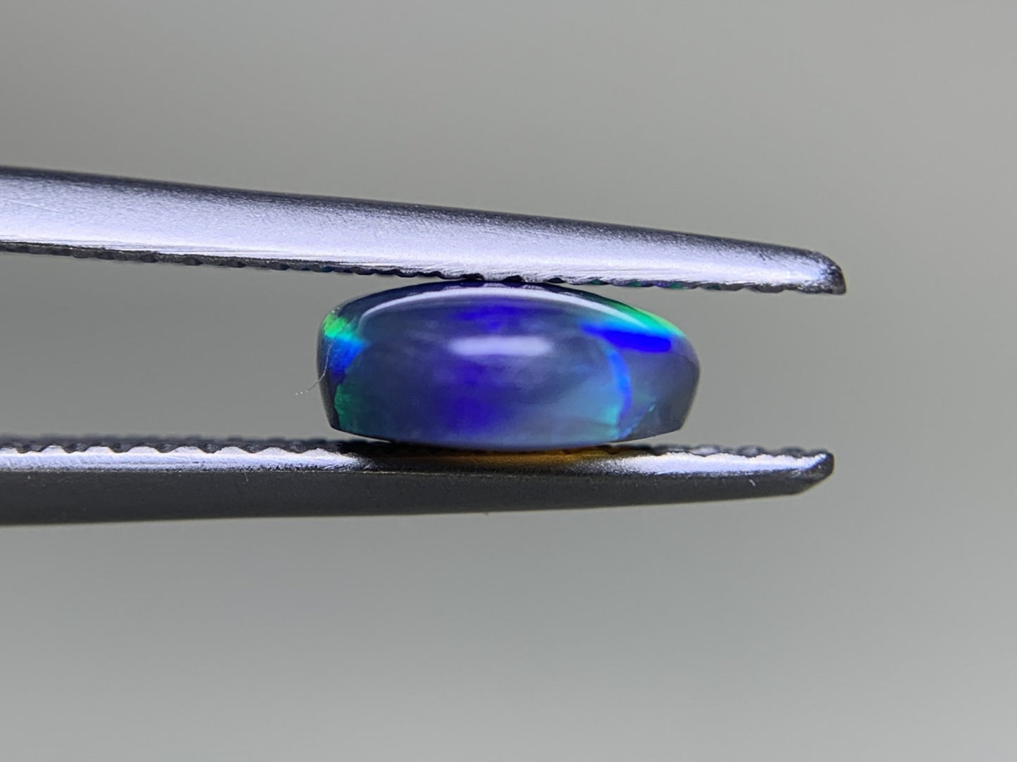 ブラックオパール 1.719ct  中央宝石ソーティング付き  10.0㎜×7.7㎜×3.3㎜  ルース（ 裸石 ） 4064Y