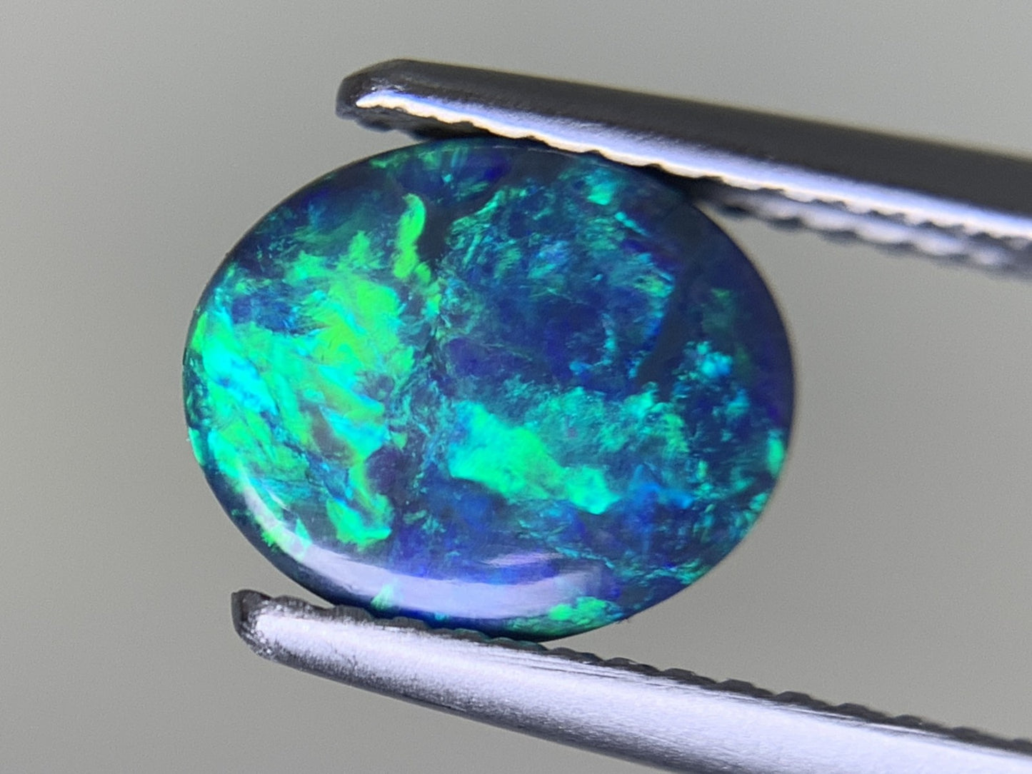 ブラックオパール 1.320ct  中央宝石ソーティング付き  8.7㎜×7.2㎜×3.2㎜  ルース（ 裸石 ） 4054Y
