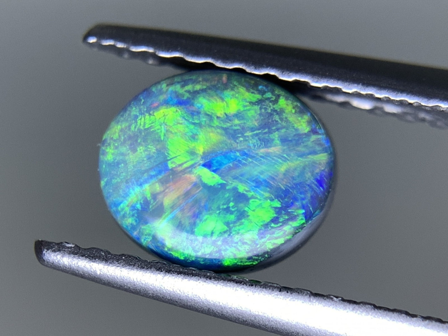 ブラックオパール 天然  0.663ct  宝石ソーティング付き  6.5㎜×5.7㎜×2.9㎜ ルース（ 裸石 ）  5601Y