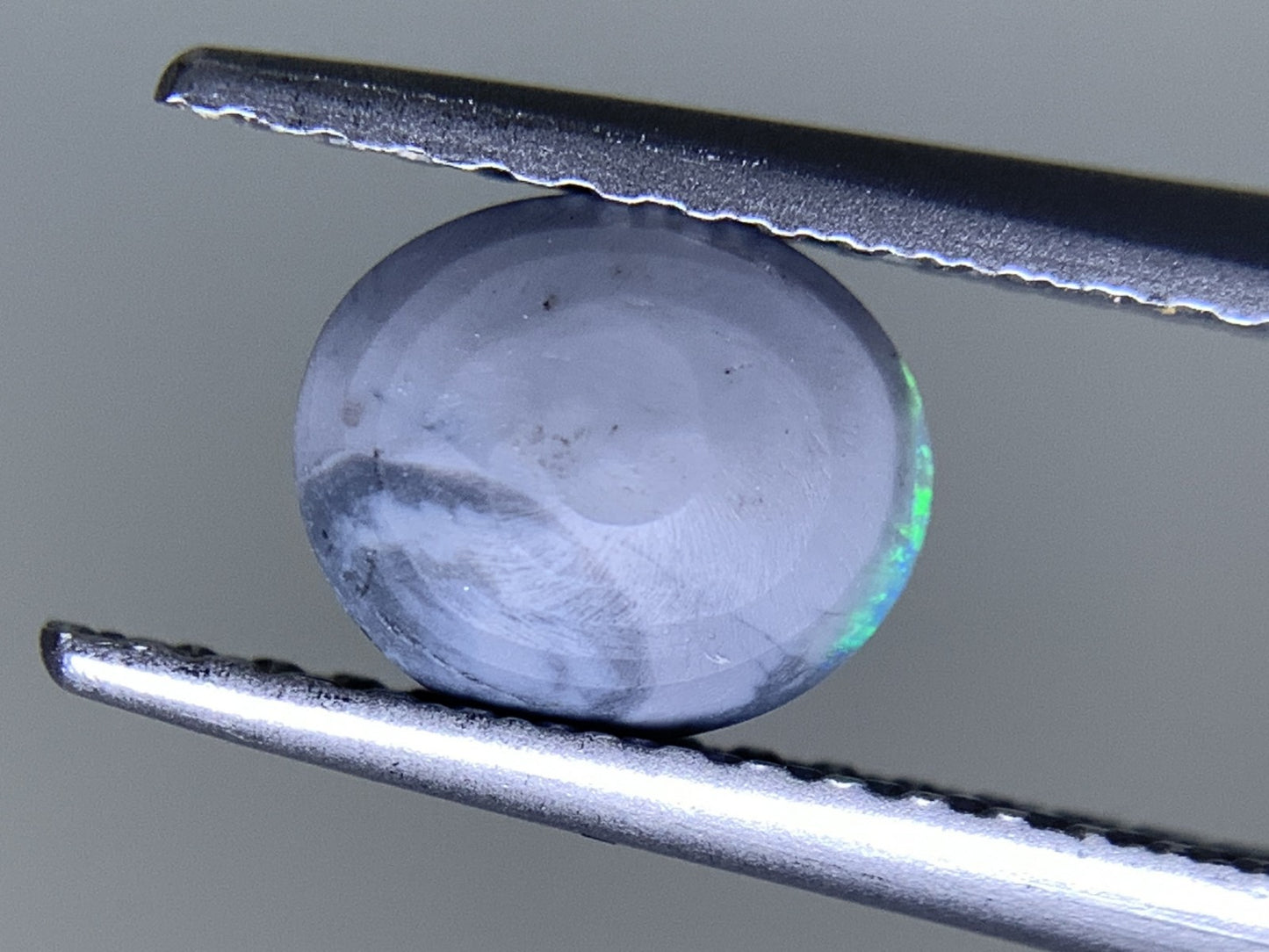 ブラックオパール 天然  0.663ct  宝石ソーティング付き  6.5㎜×5.7㎜×2.9㎜ ルース（ 裸石 ）  5601Y