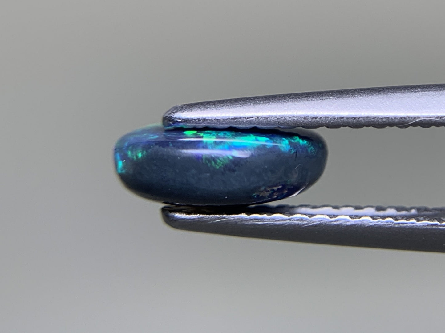 ブラックオパール 1.320ct  中央宝石ソーティング付き  8.7㎜×7.2㎜×3.2㎜  ルース（ 裸石 ） 4054Y