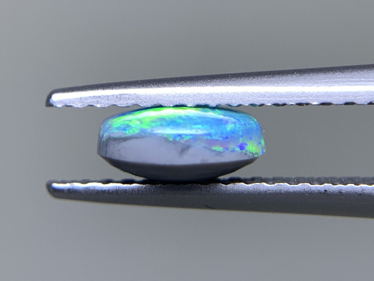 ブラックオパール 天然  0.663ct  宝石ソーティング付き  6.5㎜×5.7㎜×2.9㎜ ルース（ 裸石 ）  5601Y