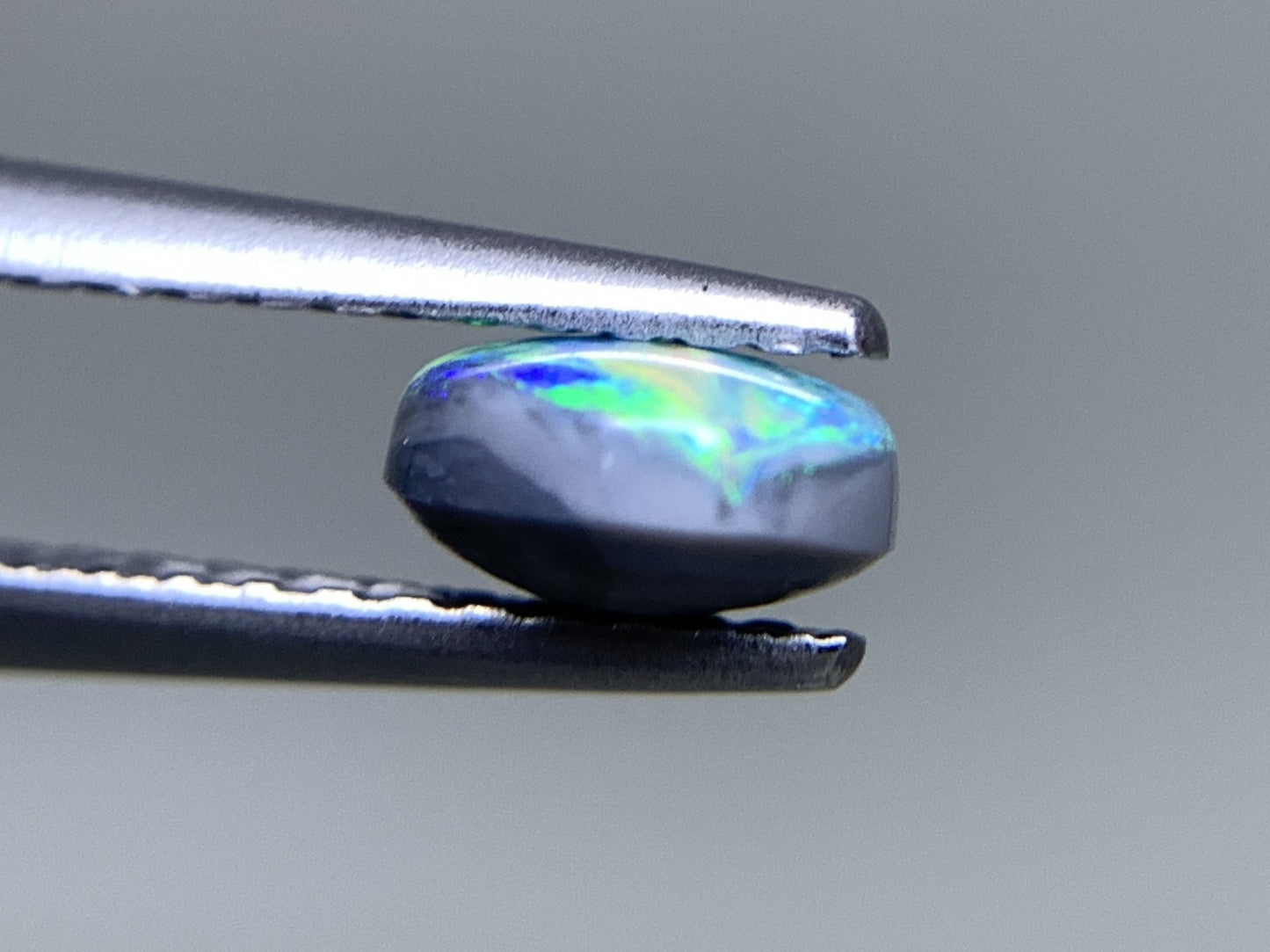 ブラックオパール 天然  0.663ct  宝石ソーティング付き  6.5㎜×5.7㎜×2.9㎜ ルース（ 裸石 ）  5601Y