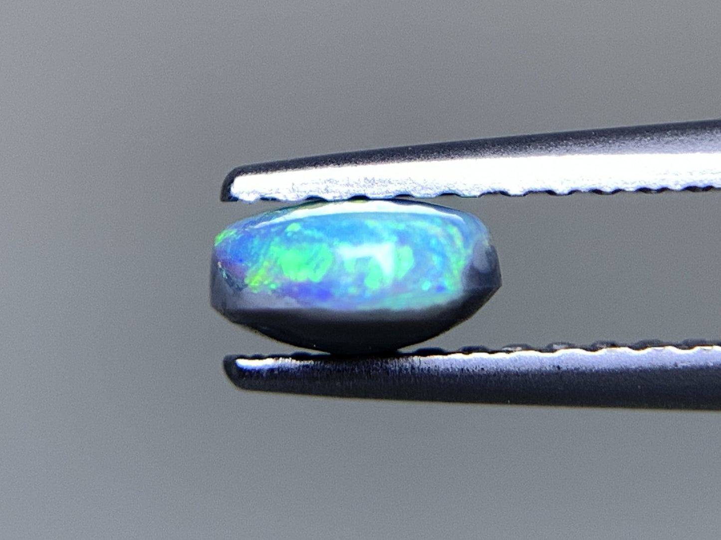 ブラックオパール 天然  0.663ct  宝石ソーティング付き  6.5㎜×5.7㎜×2.9㎜ ルース（ 裸石 ）  5601Y