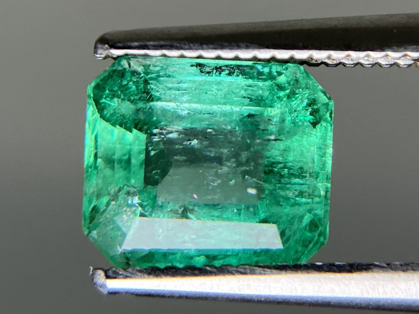 エメラルド 天然 1.911ct 宝石ソーティング付き 8.0㎜×6.8㎜×4.5㎜ ルース（ 裸石 ） 5985YY