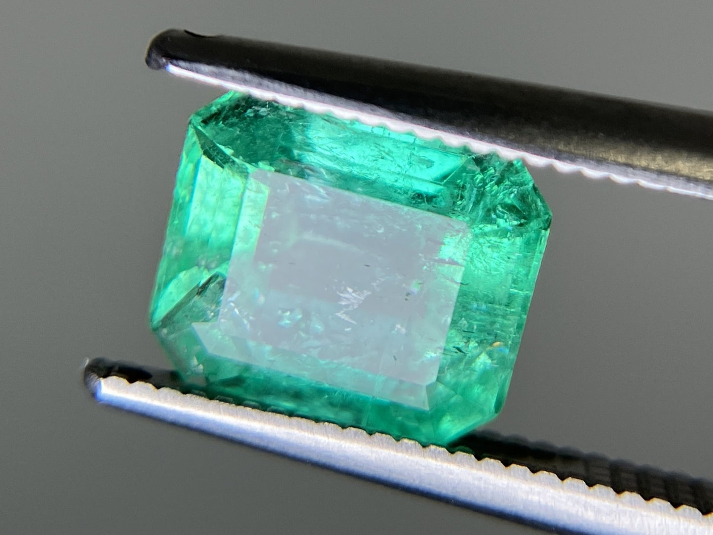 エメラルド 天然 1.911ct 宝石ソーティング付き 8.0㎜×6.8㎜×4.5㎜ ルース（ 裸石 ） 5985YY