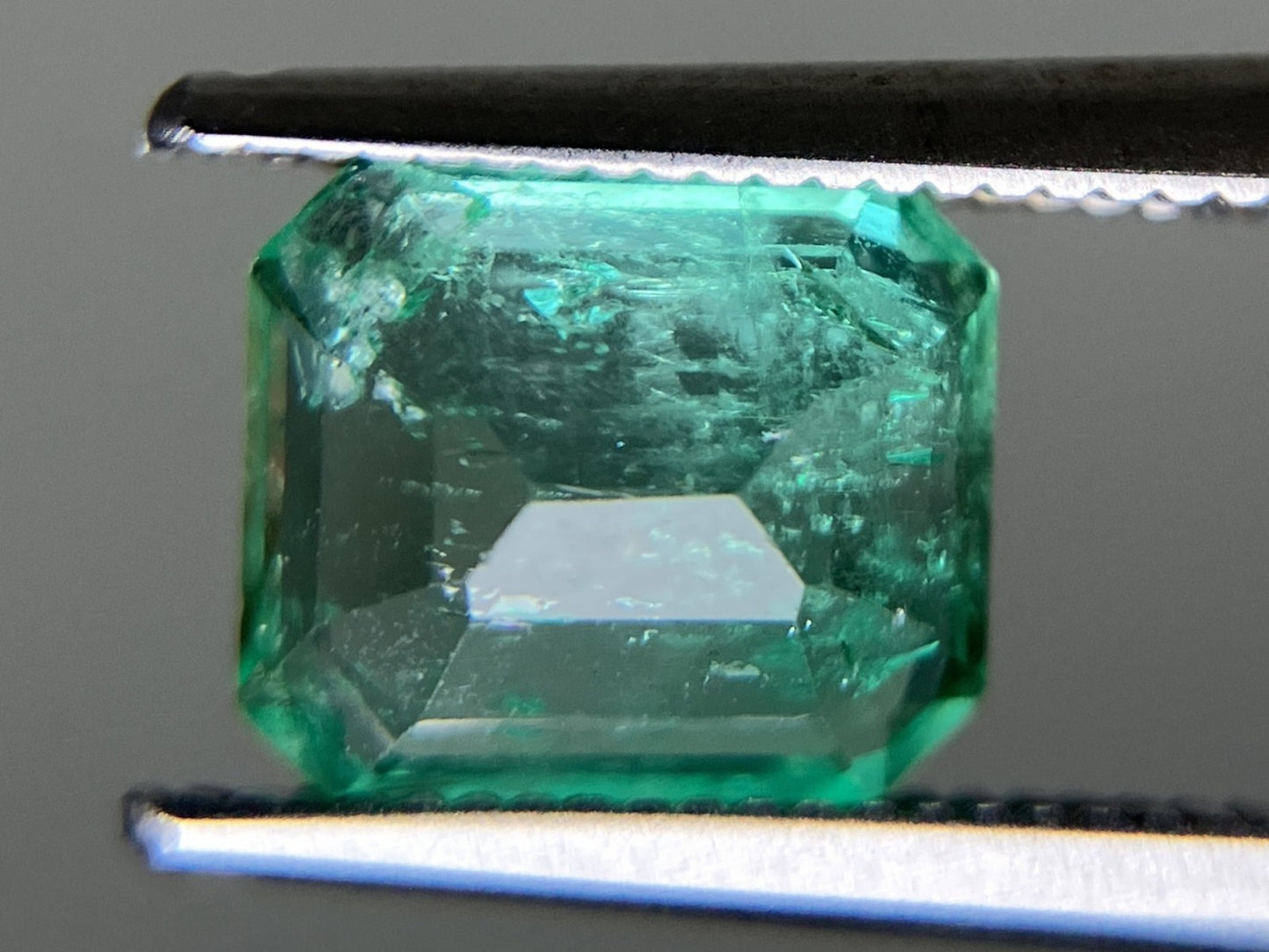 エメラルド 天然 1.911ct 宝石ソーティング付き 8.0㎜×6.8㎜×4.5㎜ ルース（ 裸石 ） 5985YY