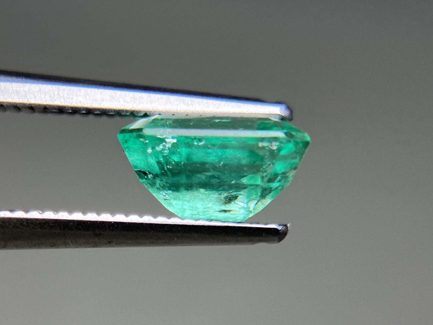 エメラルド 天然 1.911ct 宝石ソーティング付き 8.0㎜×6.8㎜×4.5㎜ ルース（ 裸石 ） 5985YY