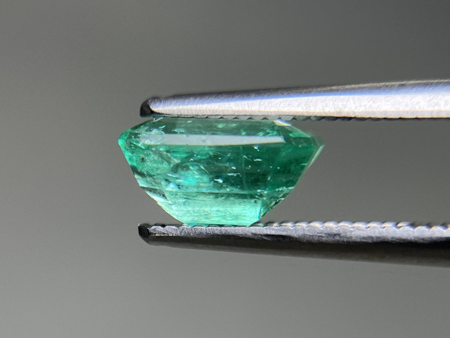 エメラルド 天然 1.911ct 宝石ソーティング付き 8.0㎜×6.8㎜×4.5㎜ ルース（ 裸石 ） 5985YY