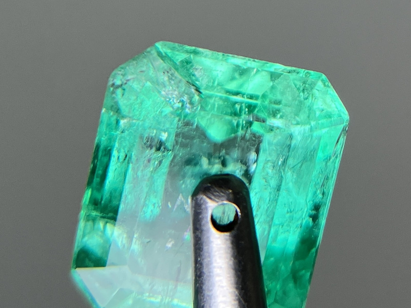 エメラルド 天然 1.911ct 宝石ソーティング付き 8.0㎜×6.8㎜×4.5㎜ ルース（ 裸石 ） 5985YY