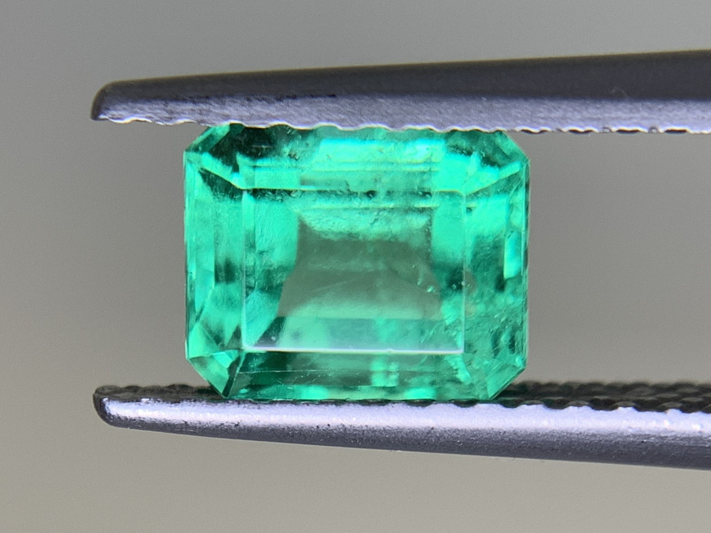 エメラルド  1.212ct  中央宝石ソーティング付き  6.55㎜×5.59㎜×4.55㎜  ルース（ 裸石 ） 3264Y