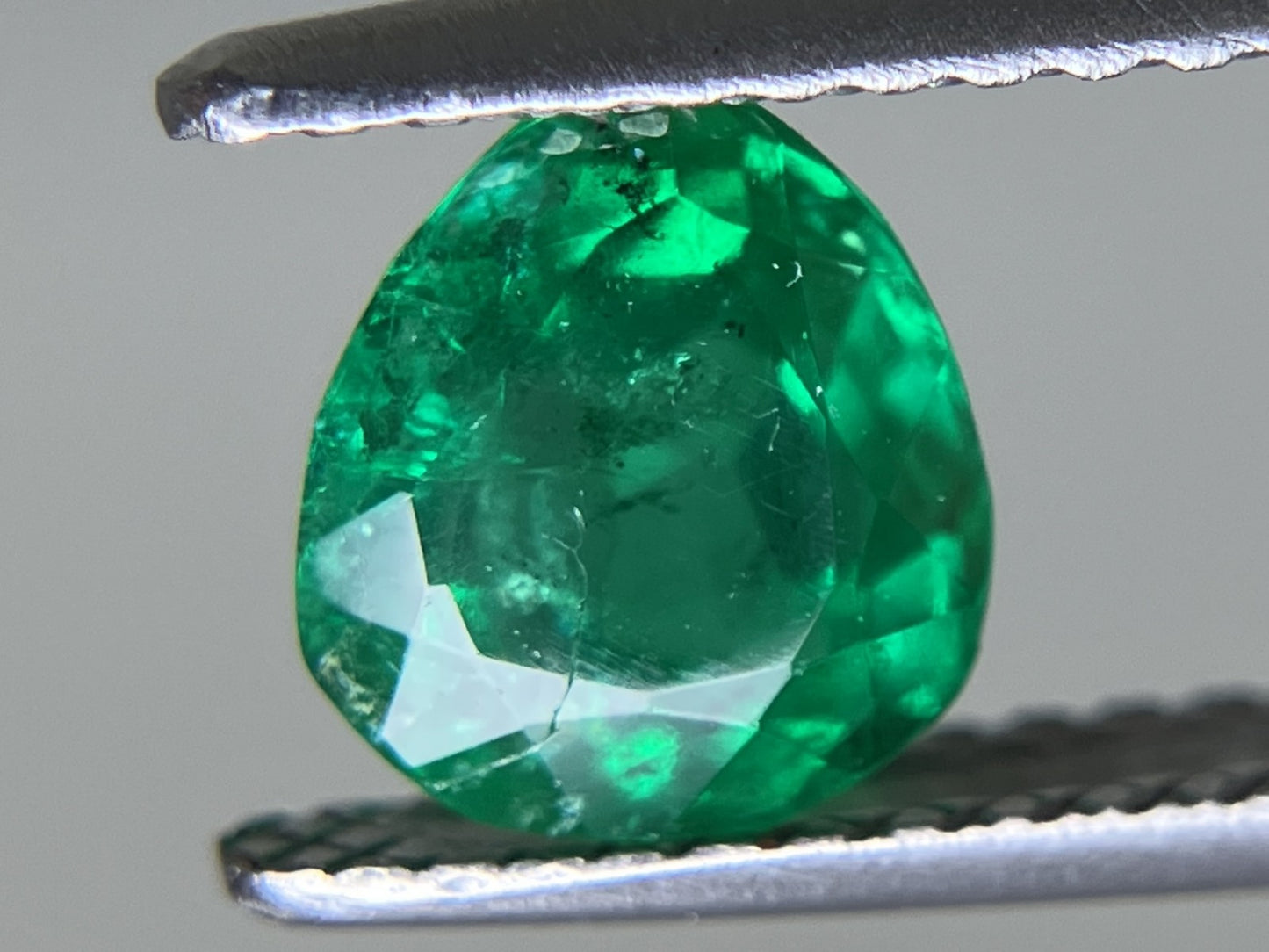 エメラルド 1.134ct 中央宝石ソーティング付き  6.72㎜×6.02㎜×4.26㎜  ルース（ 裸石 ） 3851YY