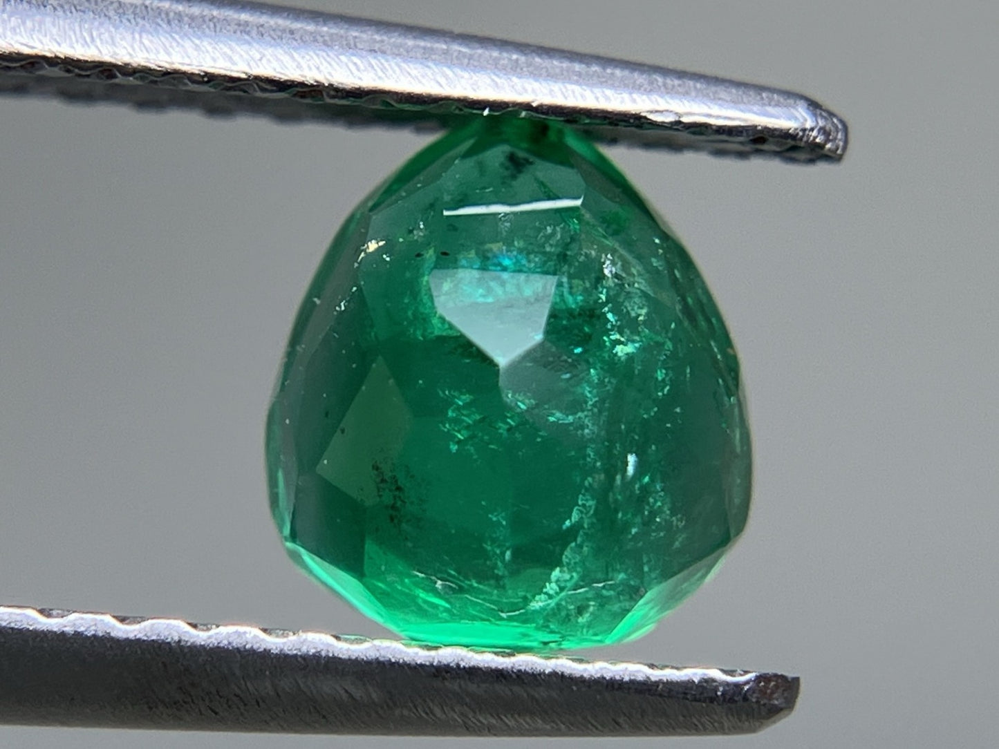 エメラルド 1.134ct 中央宝石ソーティング付き  6.72㎜×6.02㎜×4.26㎜  ルース（ 裸石 ） 3851YY