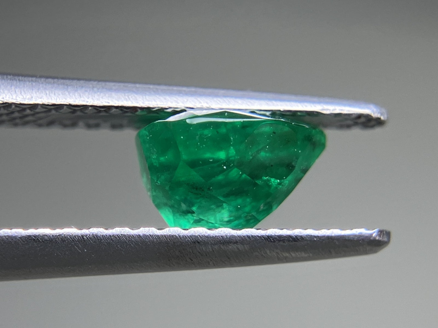 エメラルド 1.134ct 中央宝石ソーティング付き  6.72㎜×6.02㎜×4.26㎜  ルース（ 裸石 ） 3851YY