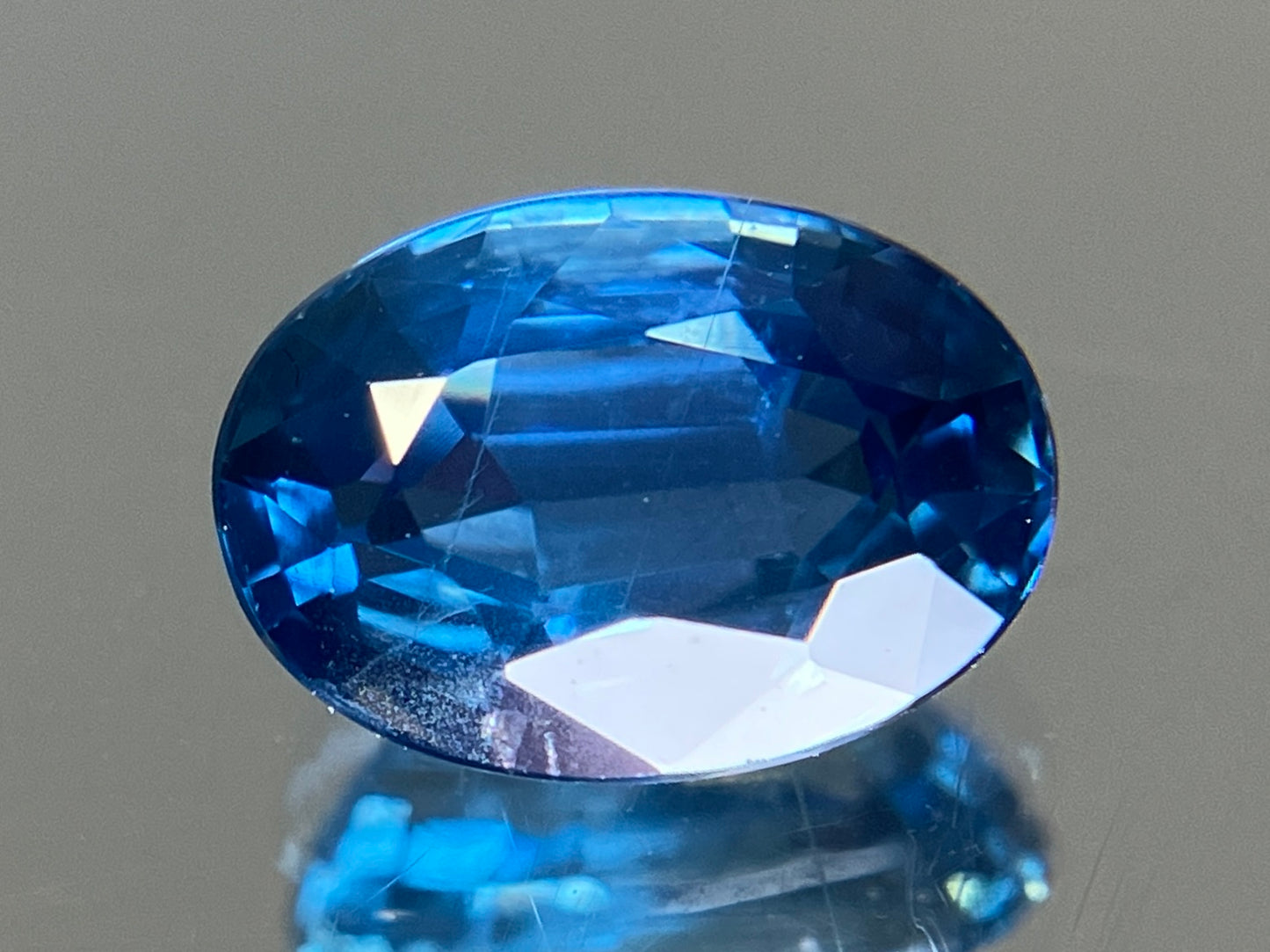 ブルーサファイア 天然 1.648ct 中央宝石ソーティング付き 8.08㎜×5.71㎜×3.70㎜ ルース（ 裸石 ） 6055YY