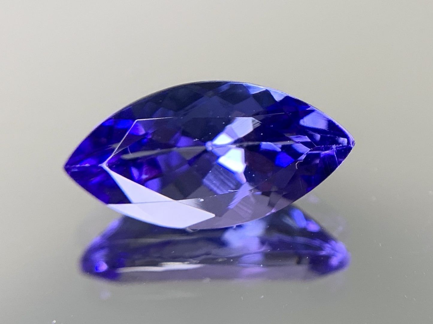 タンザナイト 2.103ct 宝石ソーティング付き  11.9㎜×6.1㎜×4.6㎜  ルース（ 裸石 ） 3278Y