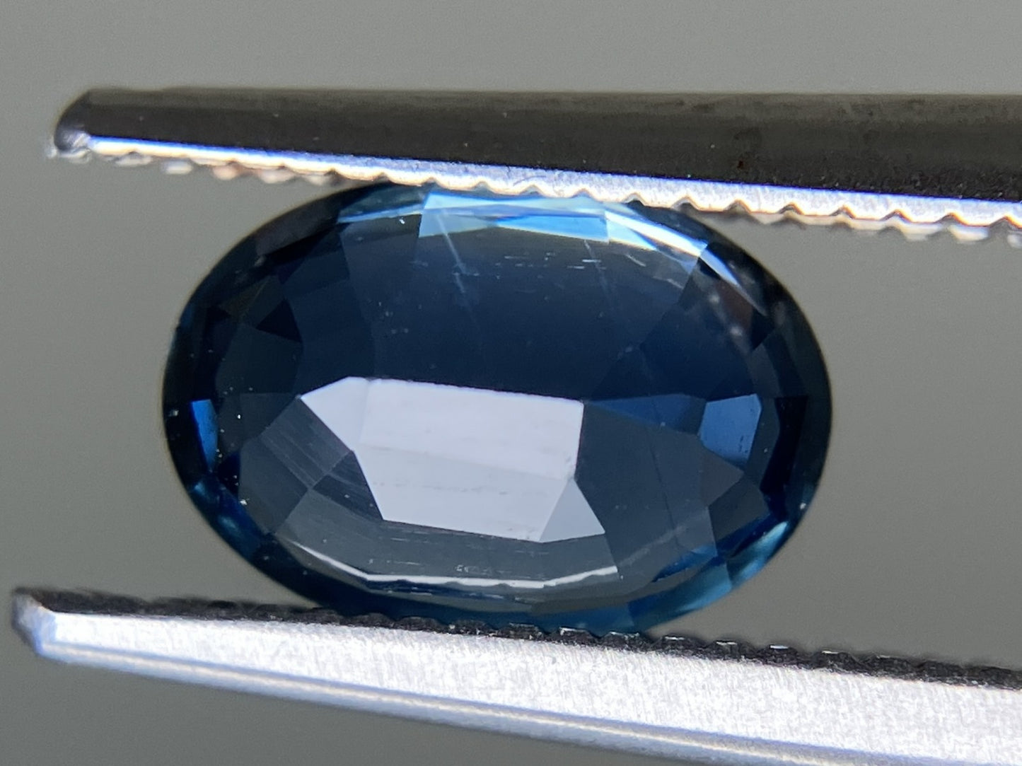 ブルーサファイア 天然 1.648ct 中央宝石ソーティング付き 8.08㎜×5.71㎜×3.70㎜ ルース（ 裸石 ） 6055YY
