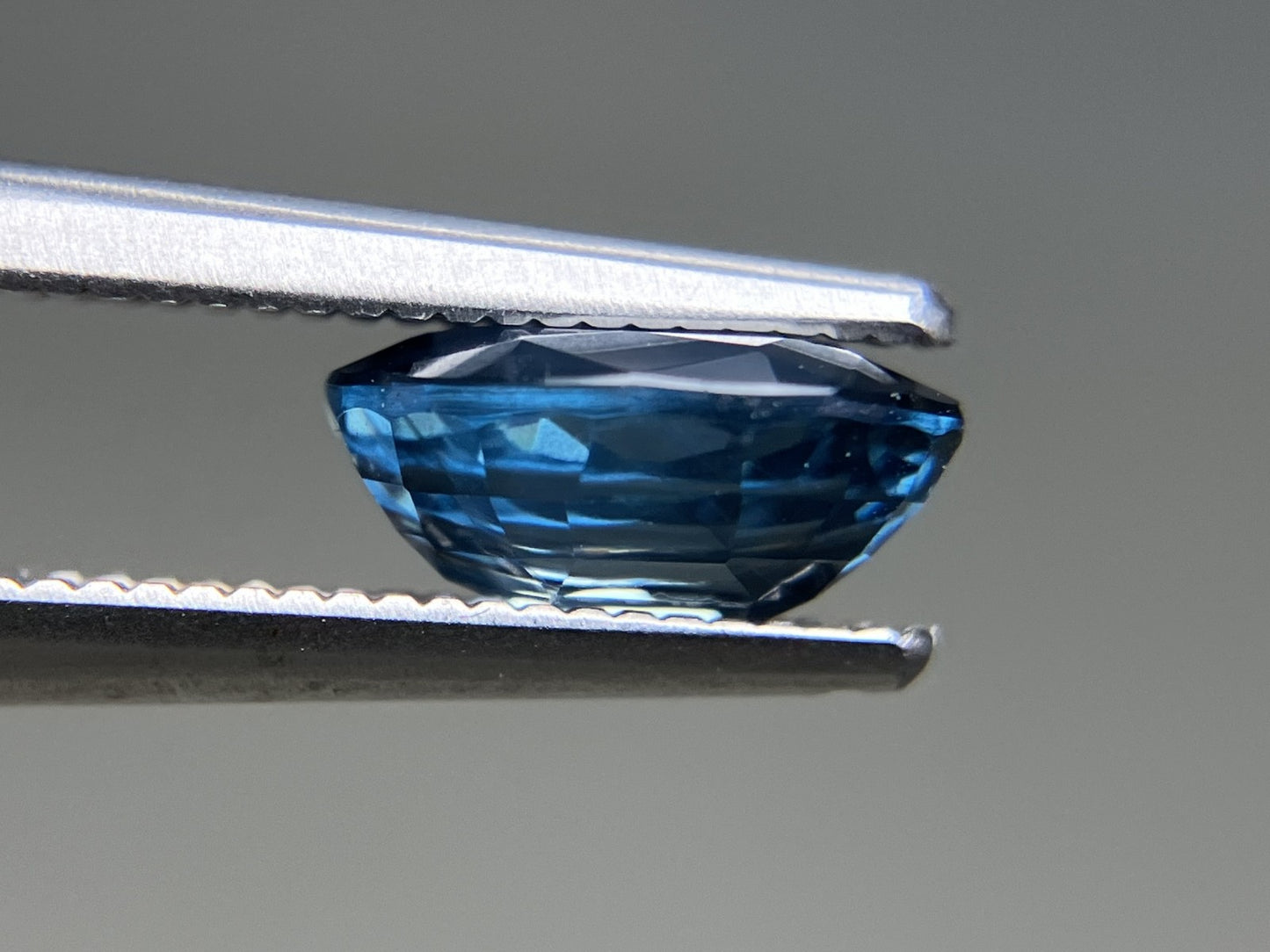 ブルーサファイア 天然 1.648ct 中央宝石ソーティング付き 8.08㎜×5.71㎜×3.70㎜ ルース（ 裸石 ） 6055YY