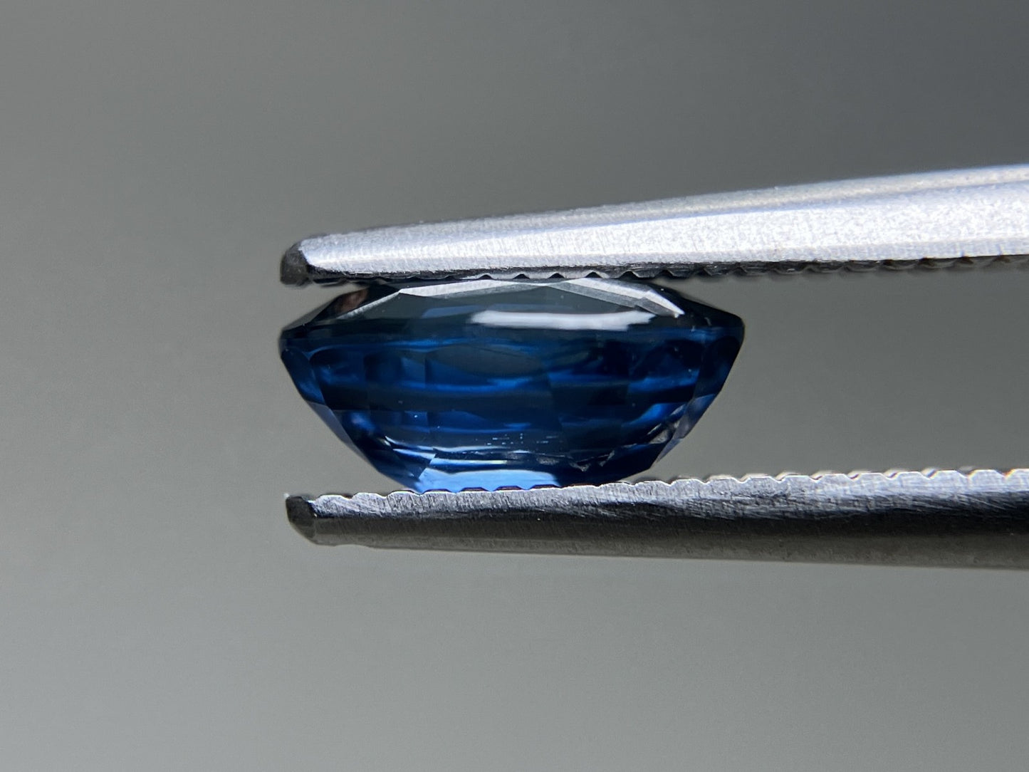 ブルーサファイア 天然 1.648ct 中央宝石ソーティング付き 8.08㎜×5.71㎜×3.70㎜ ルース（ 裸石 ） 6055YY