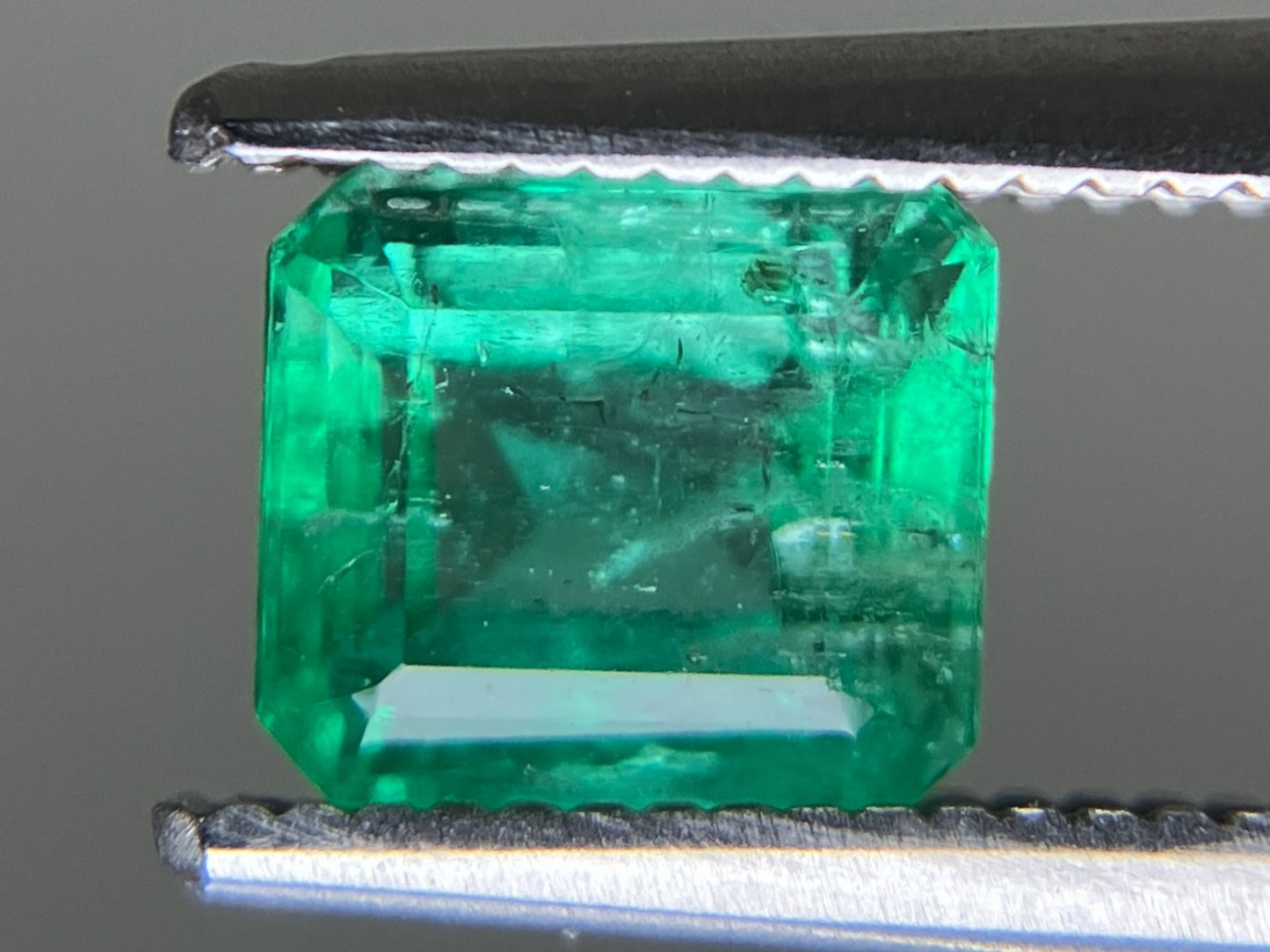 エメラルド 天然  1.033ct  中央宝石ソーティング付き  6.25㎜×5.57㎜×4.02㎜  ルース（ 裸石 ） 5940YY