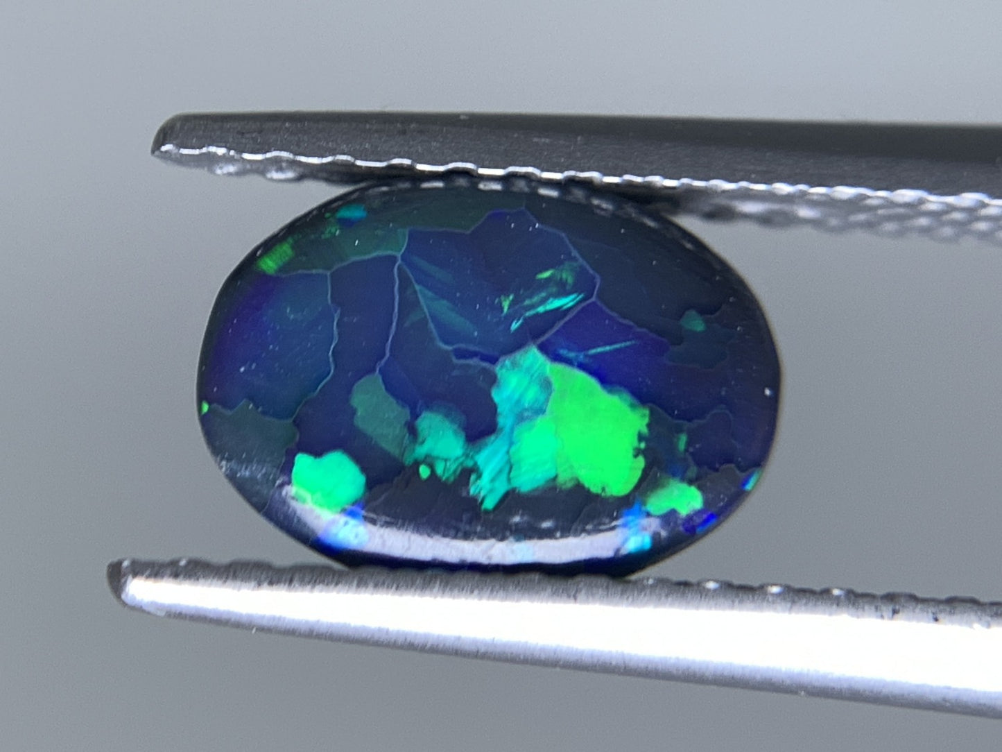 ブラックオパール 天然  0.820ct  宝石ソーティング付き  8.1㎜×6.0㎜×2.7㎜ ルース（ 裸石 ）  5578Y