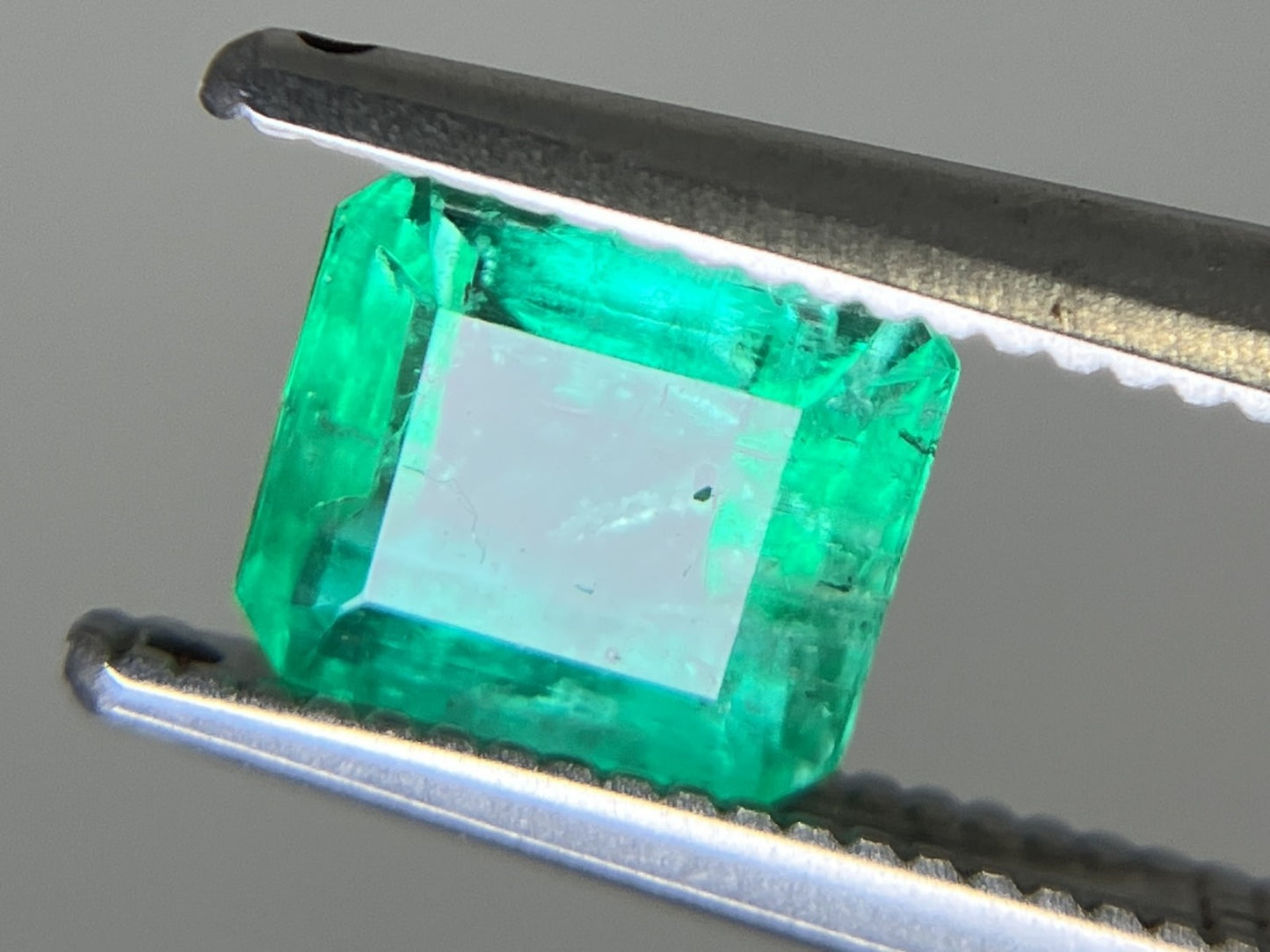 エメラルド 天然  1.033ct  中央宝石ソーティング付き  6.25㎜×5.57㎜×4.02㎜  ルース（ 裸石 ） 5940YY
