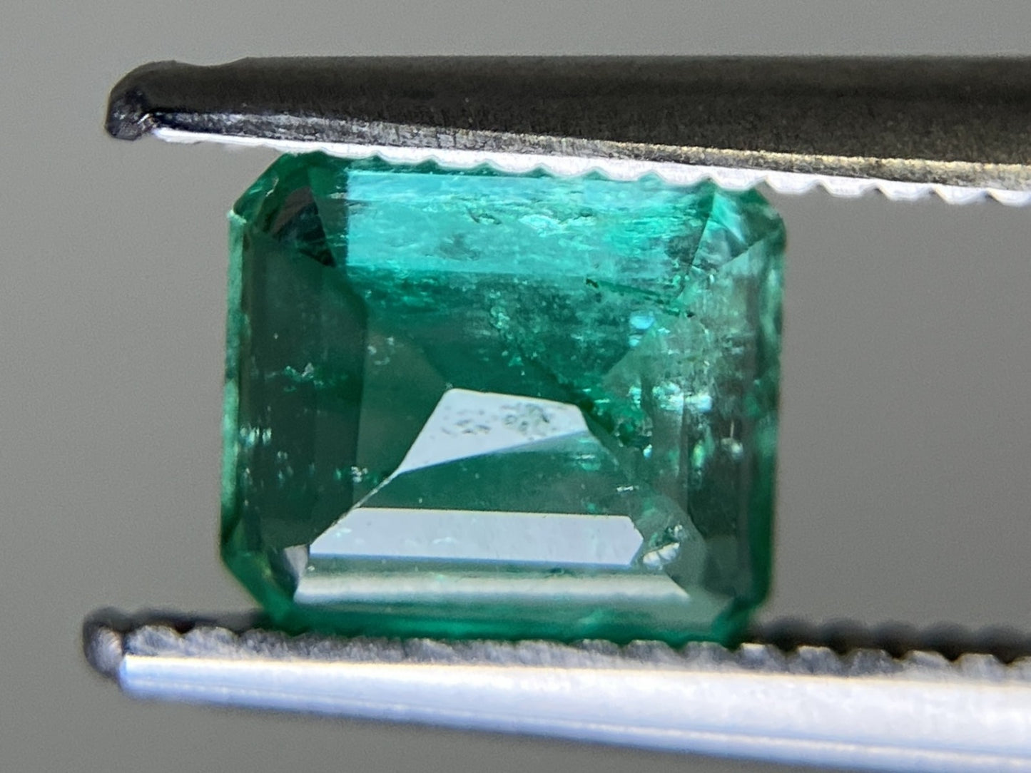 エメラルド 天然  1.033ct  中央宝石ソーティング付き  6.25㎜×5.57㎜×4.02㎜  ルース（ 裸石 ） 5940YY