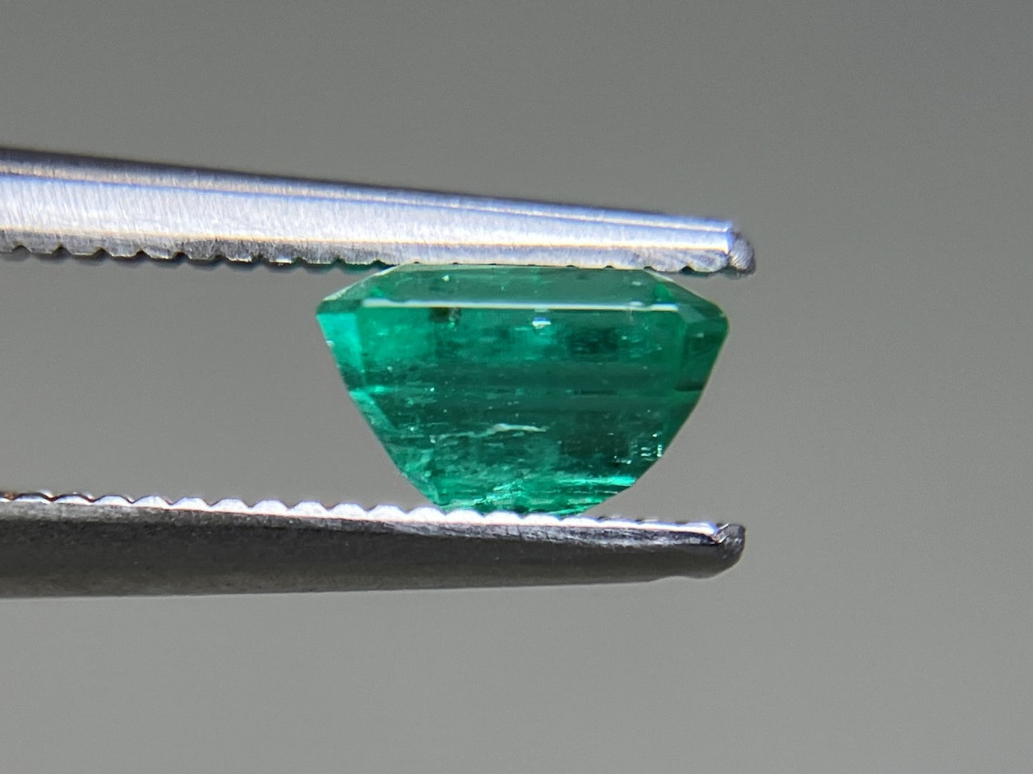 エメラルド 天然  1.033ct  中央宝石ソーティング付き  6.25㎜×5.57㎜×4.02㎜  ルース（ 裸石 ） 5940YY