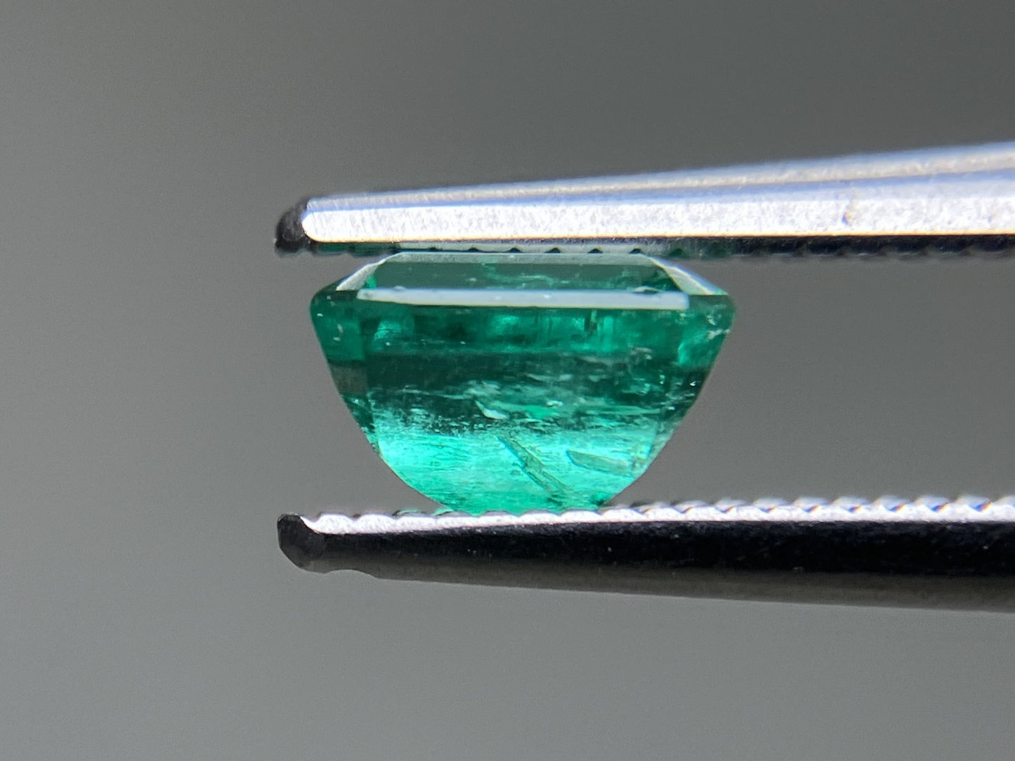 エメラルド 天然  1.033ct  中央宝石ソーティング付き  6.25㎜×5.57㎜×4.02㎜  ルース（ 裸石 ） 5940YY